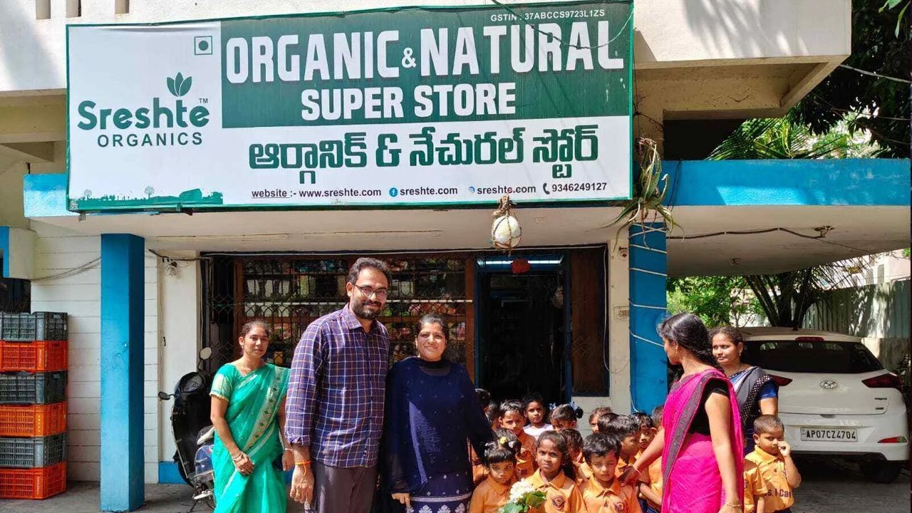 Sreshte Organic Farming Success Story ఐటీ ఉద్యోగాలు వదిలి సేంద్రియ వ్యవసాయం వైపు ఏటా రూ90 లక్షల టర్నోవర్‌తో దూసుకుపోతున్న దంపతులు
