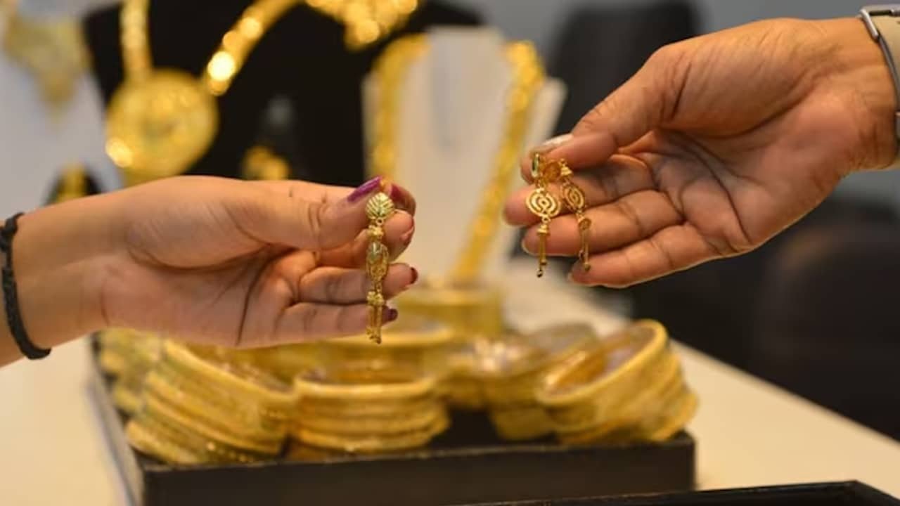 Gold Silver Rate Today 27 Feb 2026 : బంగారం కొనాలనుకునే మహిళలకు గుడ్ న్యూస్.. భారీగా తగ్గిన బంగారం ధరలు.. హైదరాబాద్, ఏపీలో ఈరోజు రేట్లు ఇవే!