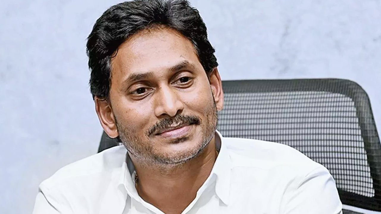 YS Jagan :  హడావిడిగా వైఎస్సార్ మేనత్త దగ్గరకి వెళ్ళిన జగన్ , ఏమైంది..!