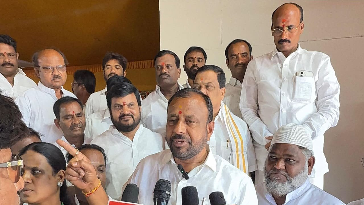 Ghatkesa : ముస్లిం సోదరులకు ‘ఈద్ కా తోఫా’ పంపిణీ