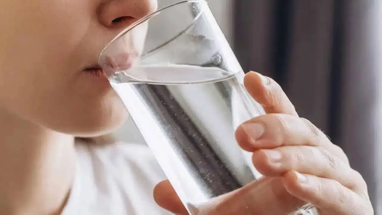 Benefits and risks of drinking too much water in summer