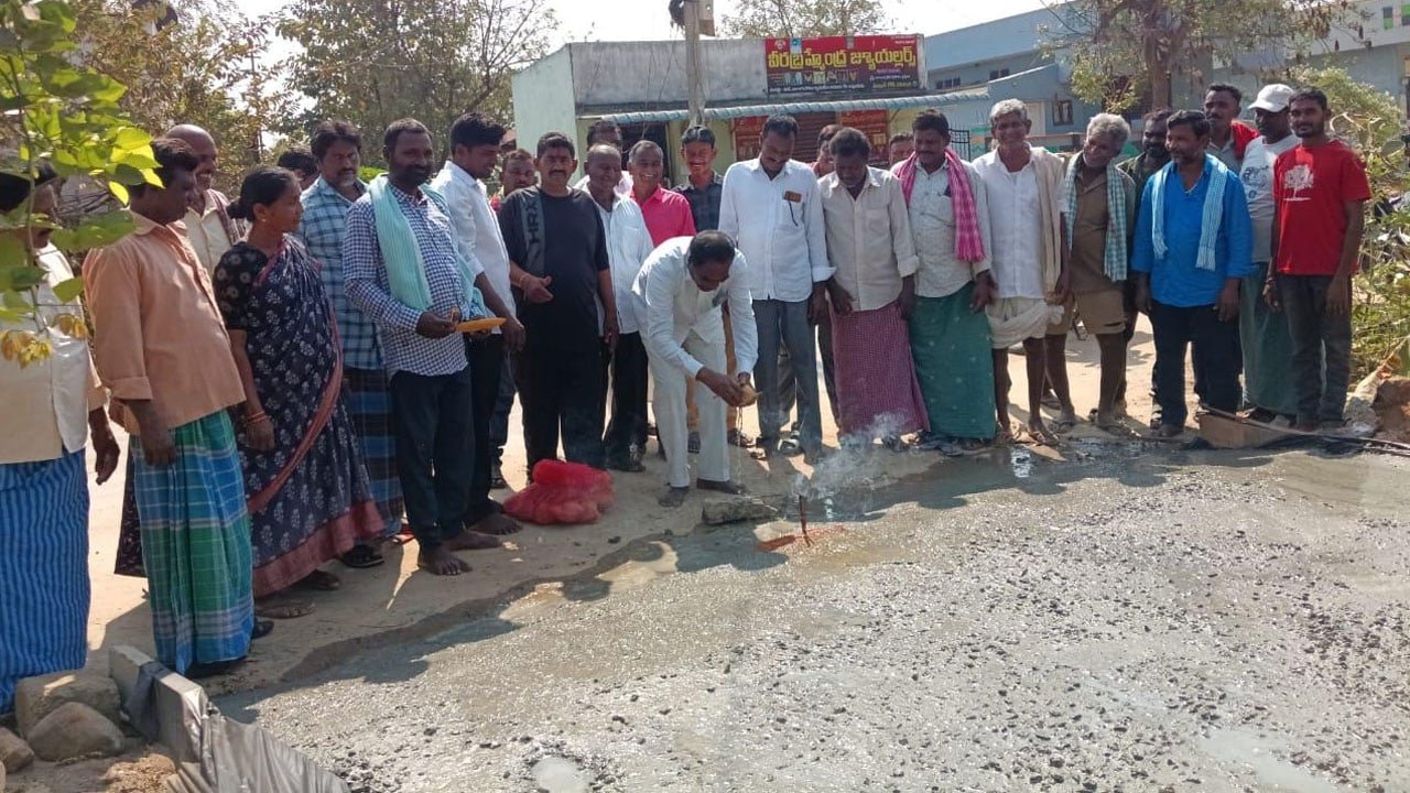 Velidanda : వెలిదండలో సీసీ రోడ్ల నిర్మాణానికి శంకుస్థాపన ..