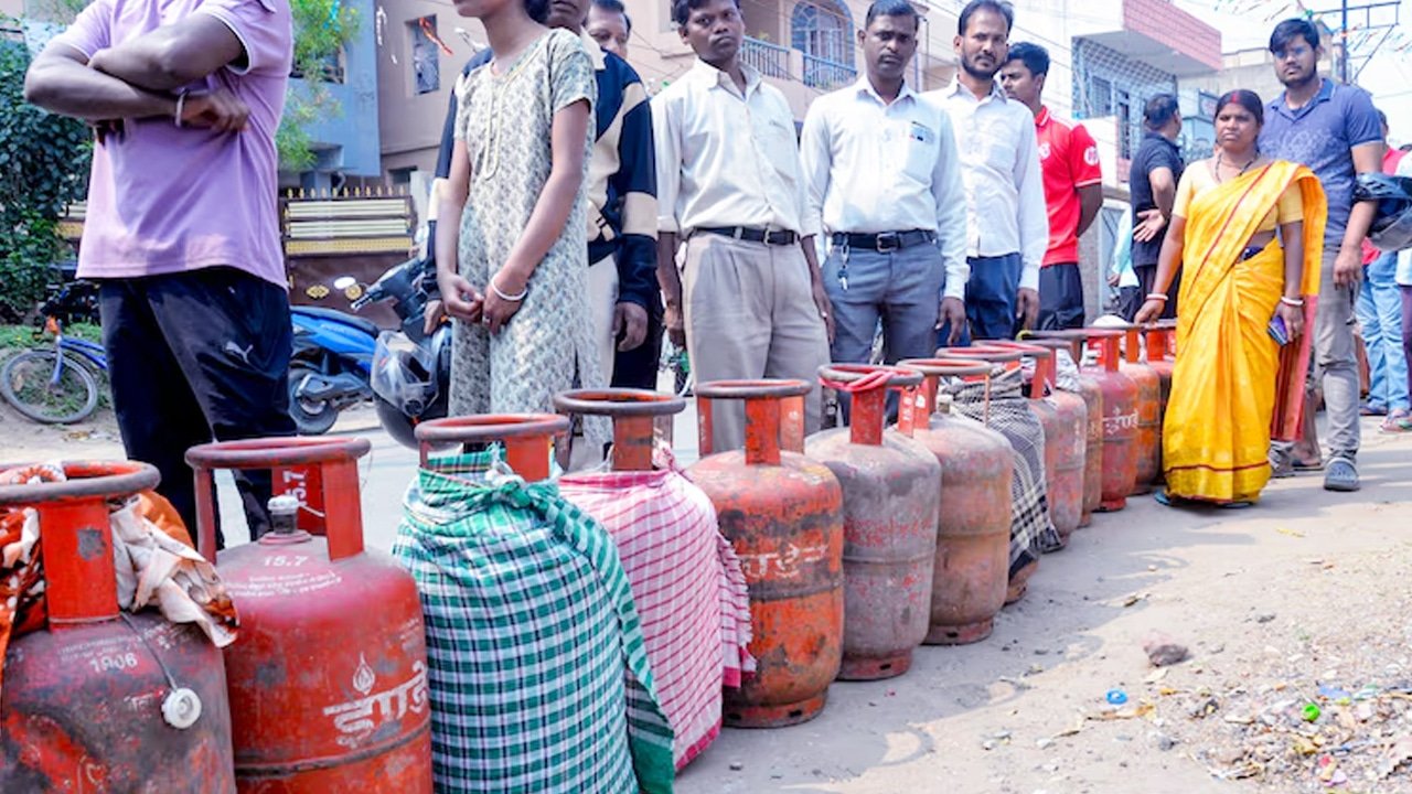 Gas Cylinder  : గ్యాస్ వినియోగదారులకు అలర్ట్ .. గ్యాస్‌ సరఫరాలో మరిన్ని కష్టాలు .. కానీ ..!