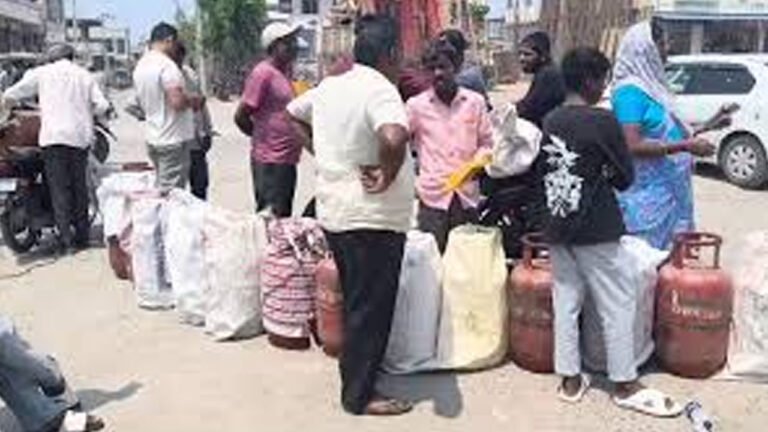 Gas cylinders : తాండూరులో గ్యాస్ సిలిండర్ల కొరత .. పెరుగుతున్న వినియోగదారుల కష్టాలు ..!