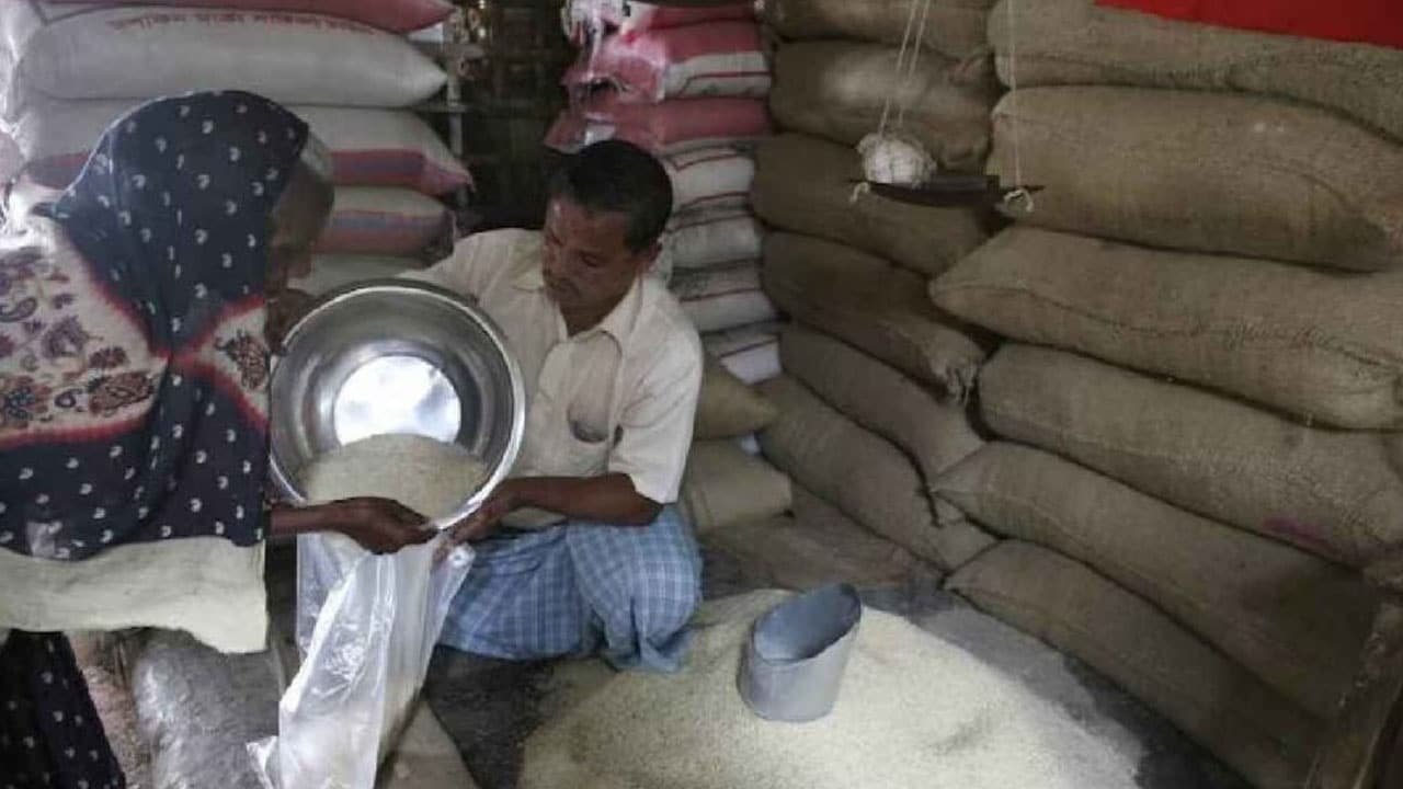 Ration Card  : రేషన్ కార్డుదారులకు గుడ్ న్యూస్ .. ప్రతి వ్యక్తికి 18 కిలోల సన్నబియ్యం .. ఎప్పటినుంచంటే ..!