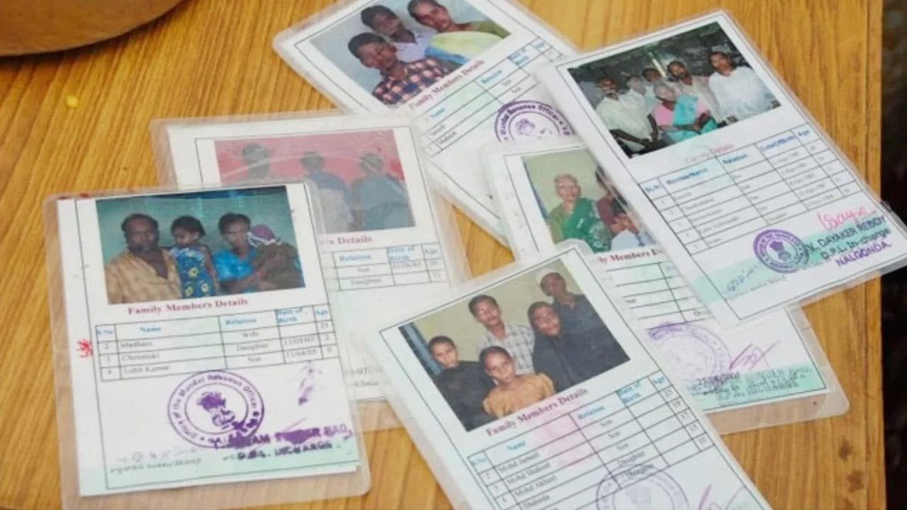 Ration Cards : రేషన్ కార్డు దారులకు కేంద్రం శుభవార్త .. ఇక పై మొబైల్ అన్నీ సేవలు అందుబాటులోకి ..!