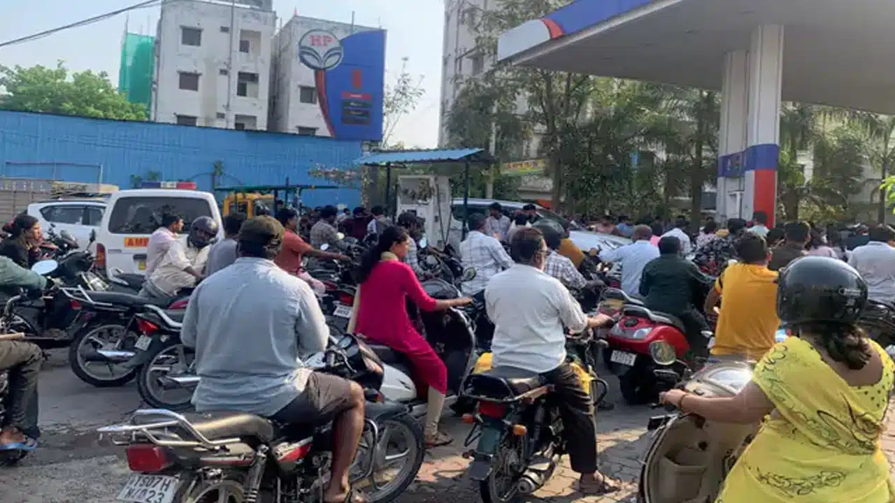 Impact of war.. Crowds of motorists at petrol pumps in Hyderabad..!