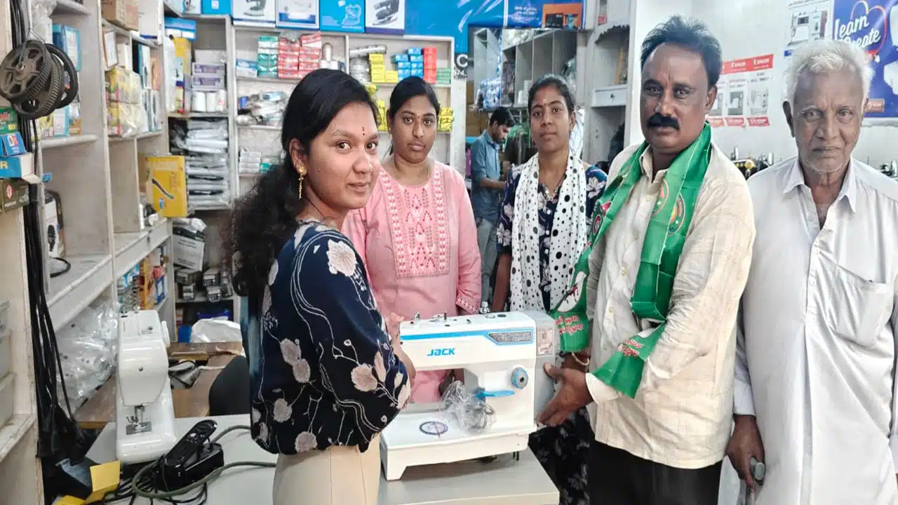 Khammam District : లక్ష్మీపురం మహిళకు కుట్టు మిషన్ అందించిన కౌండిన్య అసోసియేషన్ ఆఫ్ నార్త్ అమెరికా