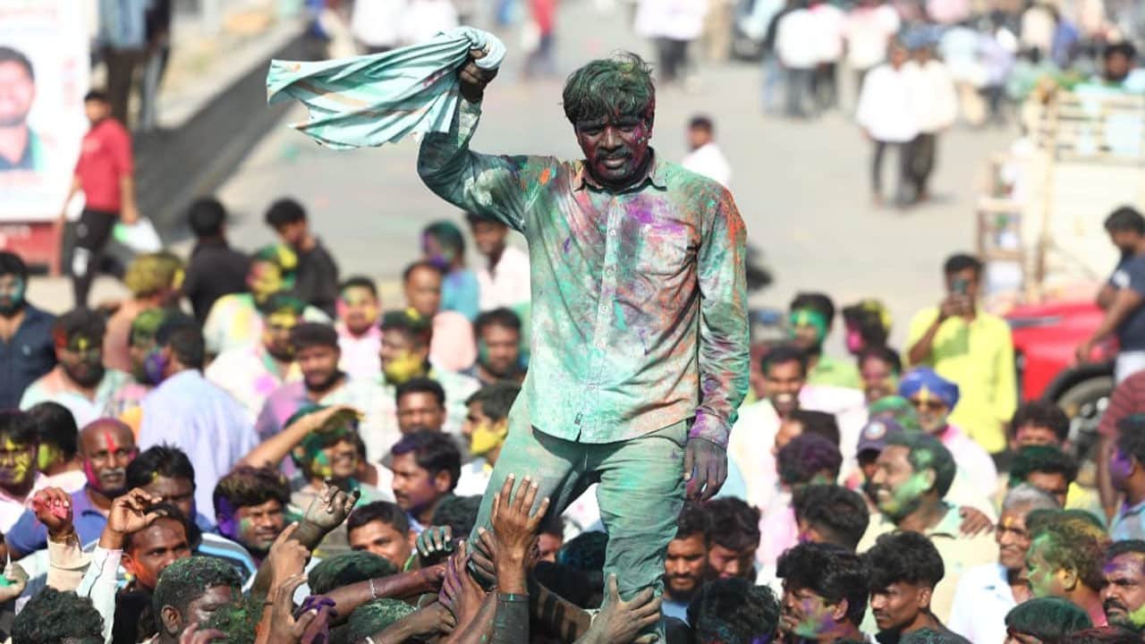 Holi Festival : నకిరేకల్‌లో హోలీ సంబరాల్లో పాల్గొన్న ఎమ్మెల్యే వేముల వీరేశం