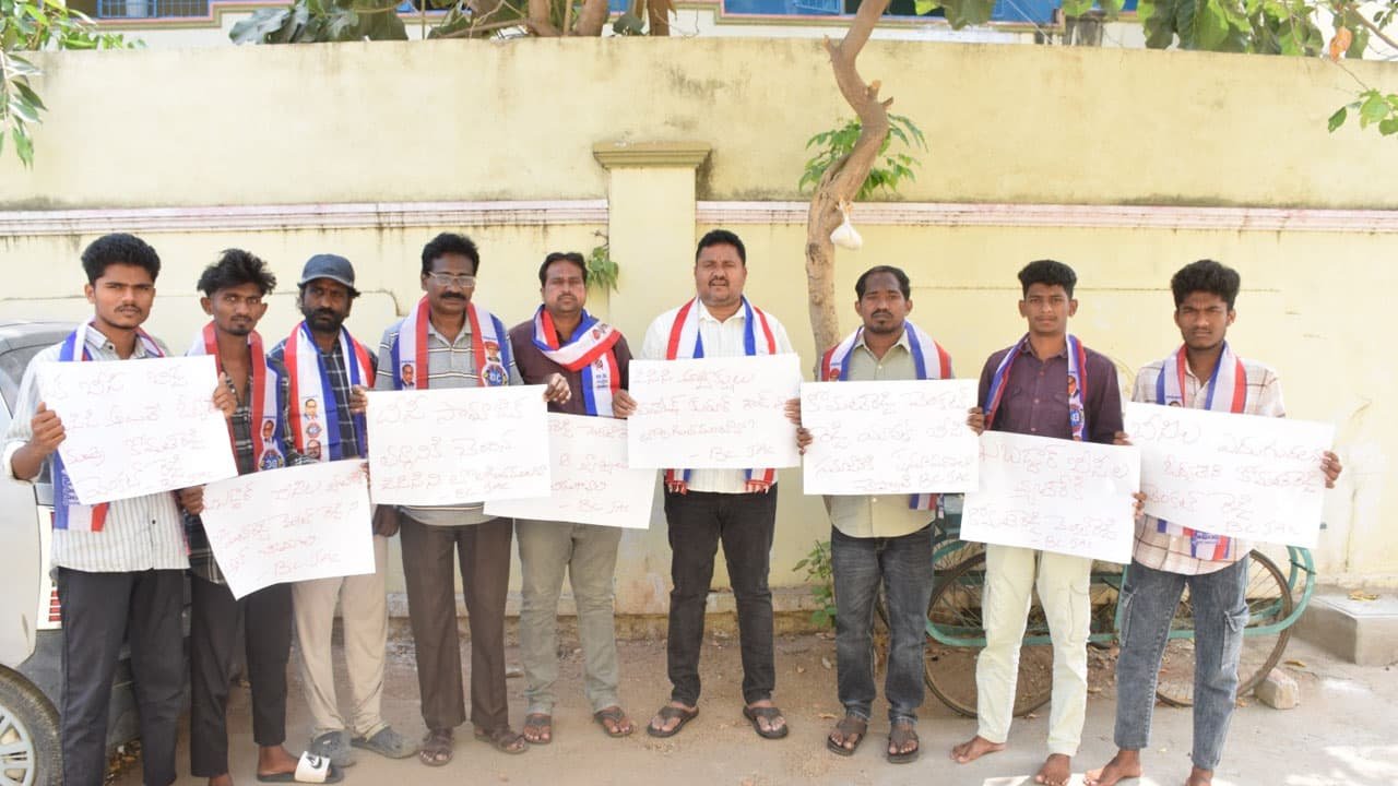 Telangana : బీసీలపై అవమానకర వ్యాఖ్యలు .. కోమటిరెడ్డి వెంకటరెడ్డిని మంత్రివర్గం నుంచి తొలగించాలి ..!