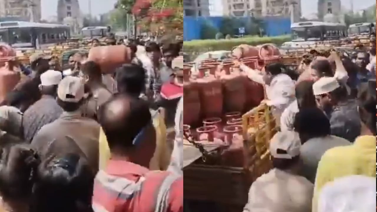 Shakepet : గ్యాస్ సిలిండర్లపై ఉద్రిక్తత .. సిలిండర్లు ఎత్తుకెళ్లేందుకు ప్రయత్నించిన వినియోగదారులు ..!