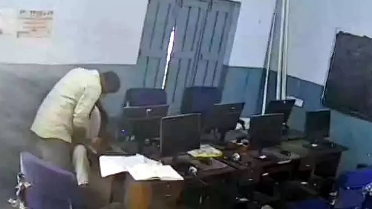 Maddur : పాఠశాలలో ఉపాధ్యాయుడి అసభ్య ప్రవర్తన .. విద్యార్థి సంఘాల ఆగ్రహం