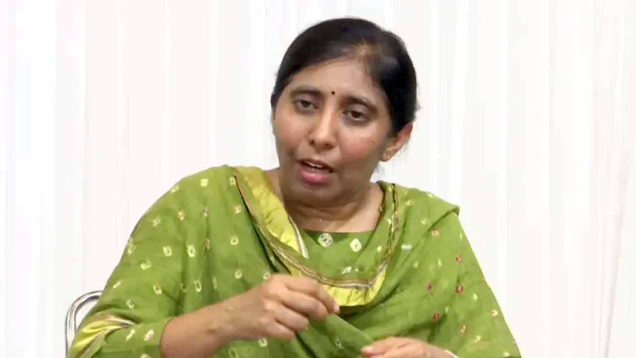 YS Sunitha : వై ఎస్ వివేకాని కన్న కూతురు , అల్లుడే చంపారా ?