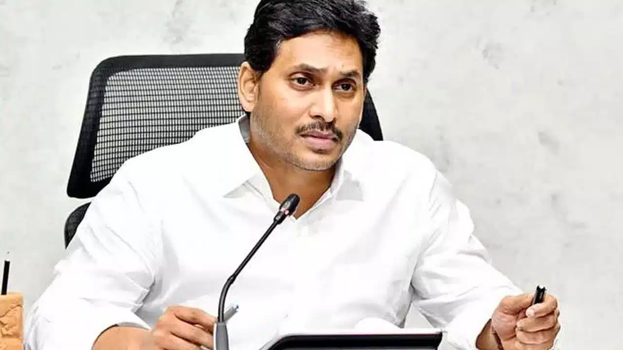 YS Jagan : ఏపీ ఉలిక్కిపడే బ్రేకింగ్ : జగన్ బెంగుళూరులో సీక్రెట్ గా ఎవరిని కలిసాడు