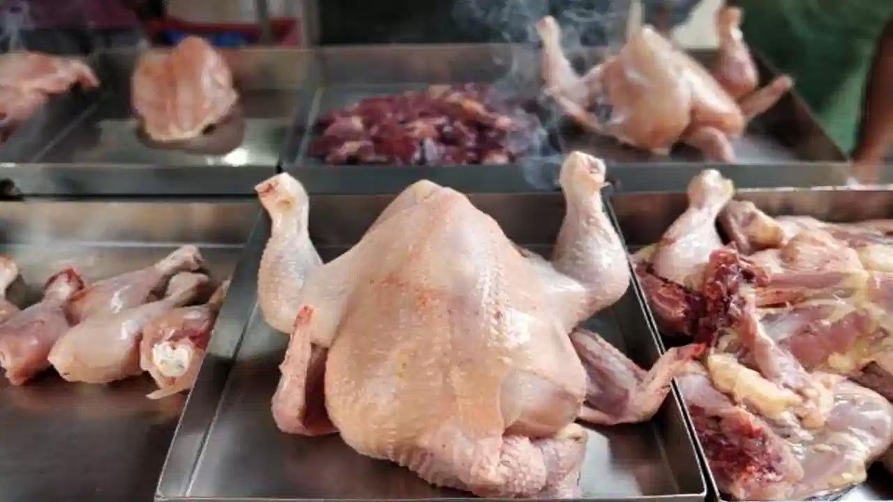 Chicken Price Drop : చికెన్ ప్రియులకు గుడ్ న్యూస్.. భారీగా దిగివచ్చిన ధరలు.. కానీ ఏప్రిల్ 1 నుంచి షాక్!