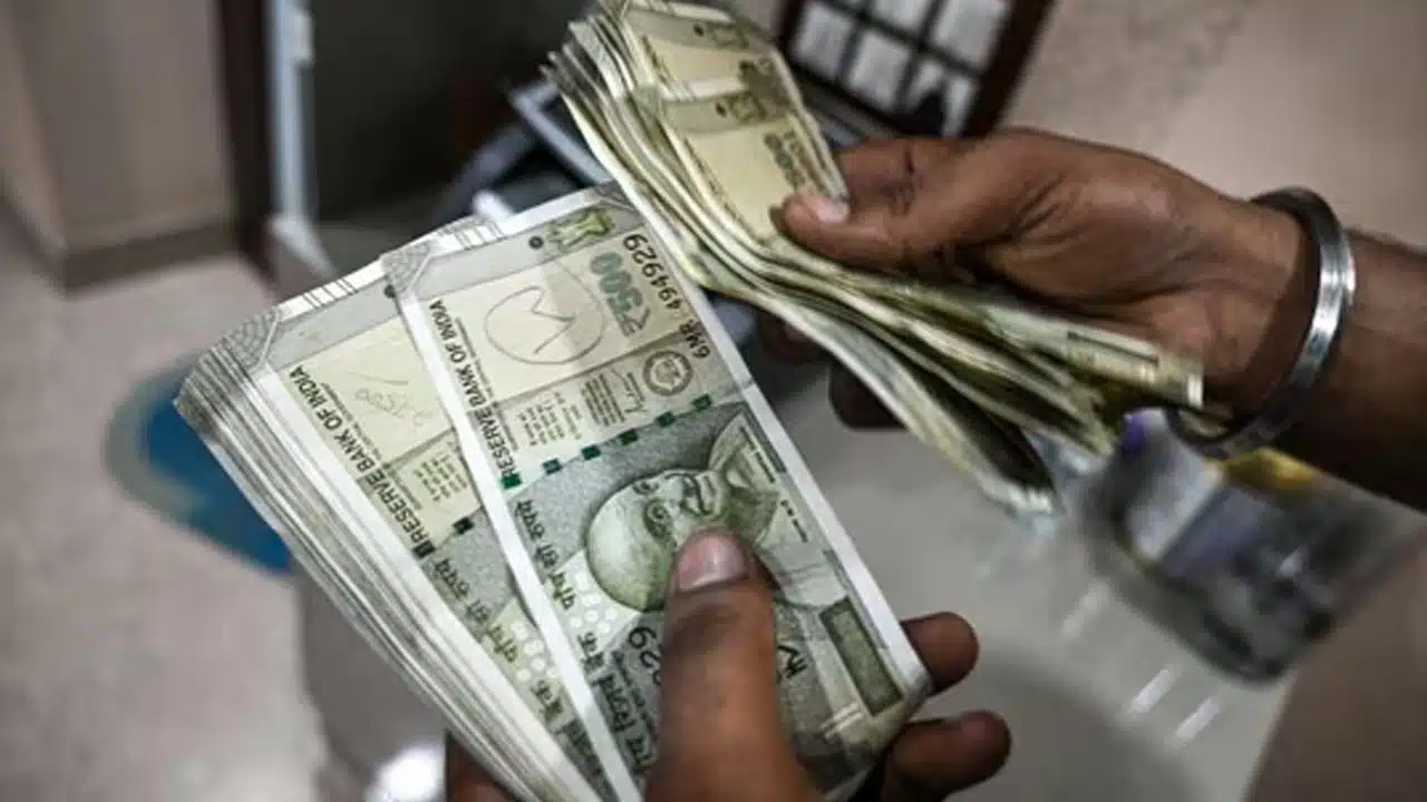 Central Govt Employees DA Hike : కేంద్ర ప్రభుత్వ ఉద్యోగులకు గుడ్ న్యూస్.. ఏప్రిల్‌లో డీఏ పెంపు ప్రకటన? 3 నెలల బకాయిలు కూడా!