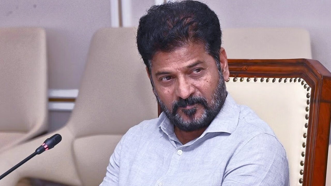 Revanth Reddy : మీటింగ్ లో వాళ్ళపై సీరియస్ అయిన CM రేవంత్..!!