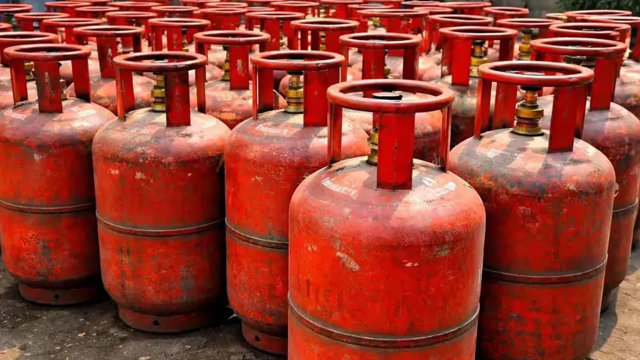 Gas Cylinders : గ్యాస్ సిలిండర్ల సరఫర పై జనాల ఆందోళన .. కానీ ఇక్కడ మాత్రం భారీగా గ్యాస్‌ నిల్వలు .. ఎక్కడో తెలుసా? ..!