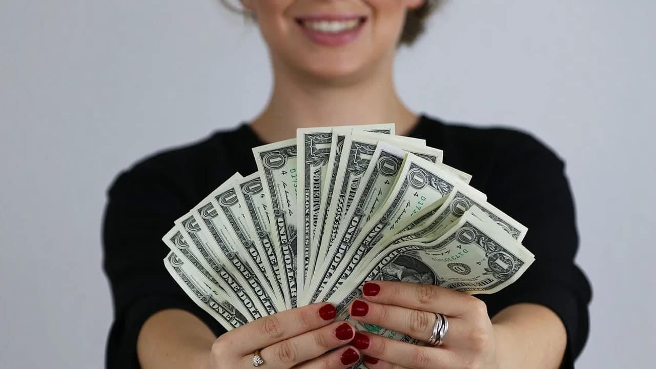 Money : రోడ్డుపై డబ్బులు దొరికితే శుభమా? అశుభమా? .. ఆ డబ్బులు దేనికి సంకేతం?