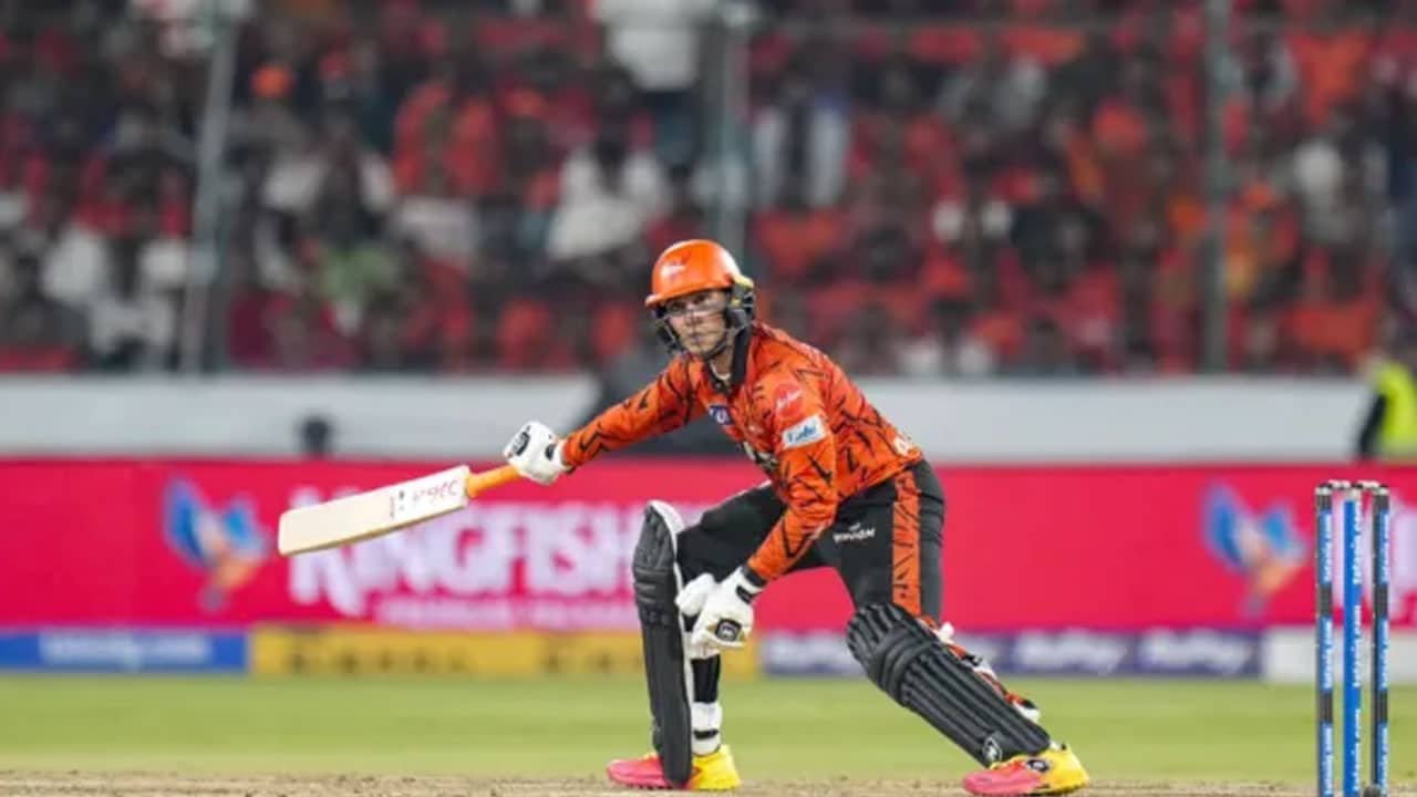 Abhishek Sharma : అభిషేక్ శర్మ బ్యాట్‌ తుఫాన్ .. పవర్ ప్లేలో కొత్త చరిత్ర.. కానీ 24 గంటల్లో మళ్ళీ సవాల్ ..!