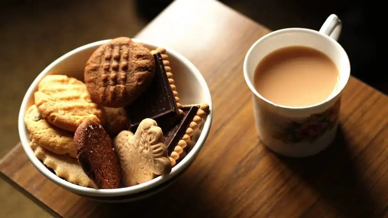 Benefits and risks of drinking biscuits with tea