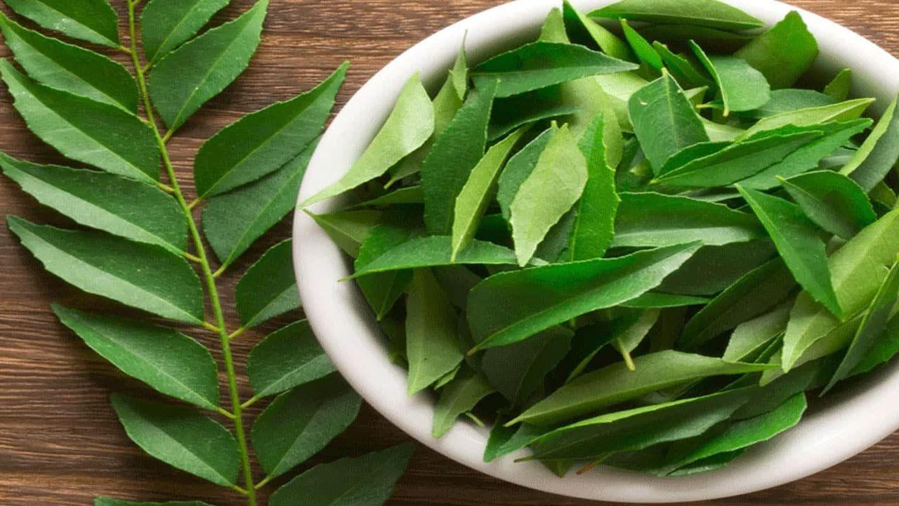 Curry Leaves : కరివేపాకు ఆరోగ్యానికి మేలు .. కానీ వీరికి మాత్రం విషంతో సమానం ..!