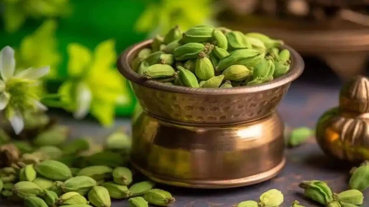 Cardamom : రోజూ రాత్రిపూట యాలకులు తింటే ఎంత ఆరోగ్యమో తెలుసా?..  ఏం లాభాలుంటాయంటే?