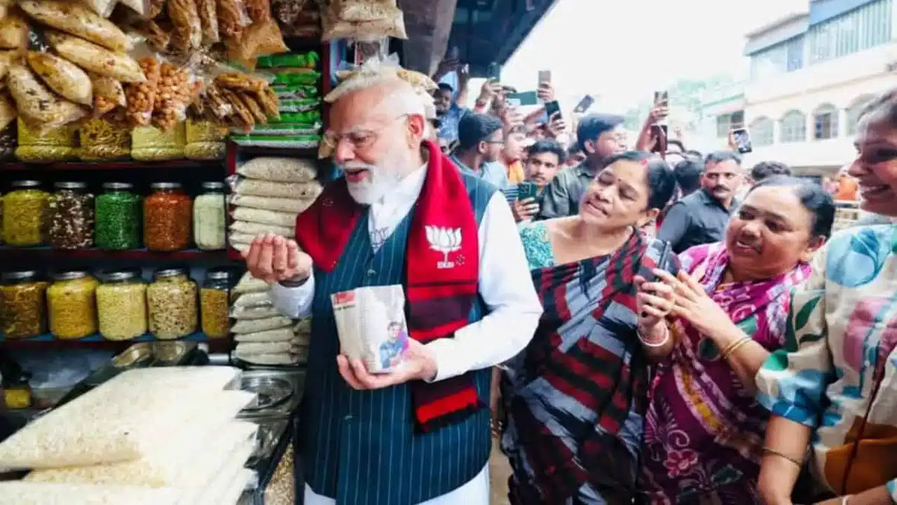 PM Modi unexpected visit to the commoner shop
