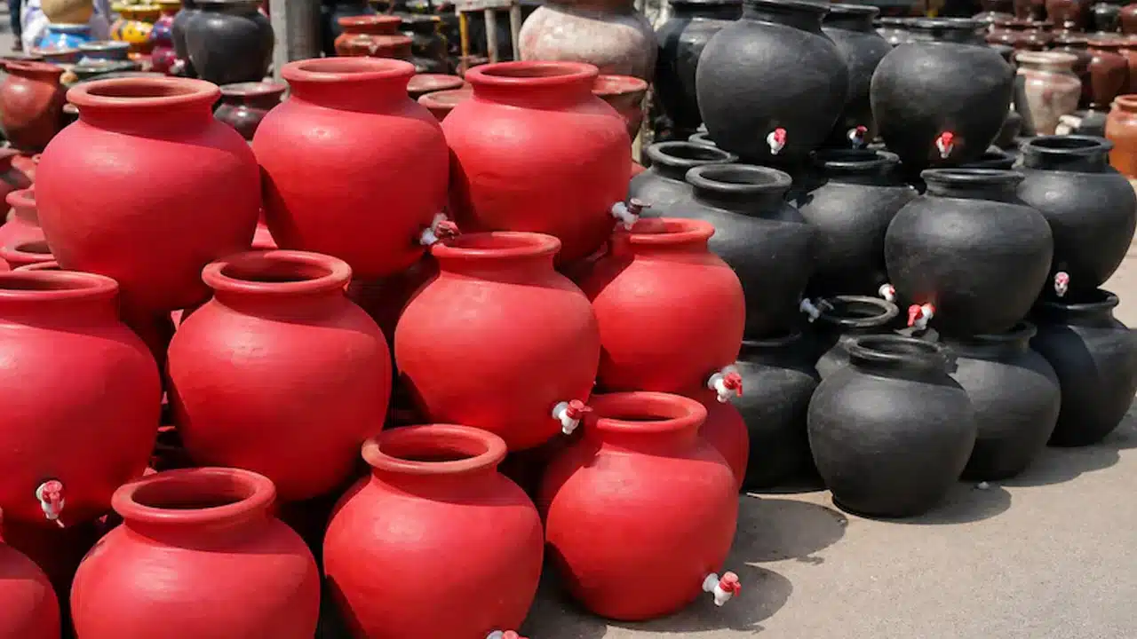 Red Clay Pot vs Black Clay Pot : ఎర్ర కుండ vs నల్ల కుండ వేసవిలో ఏది బెస్ట్‌.. మట్టి కుండ నీటి అసలు రహస్యం ఇదే..!