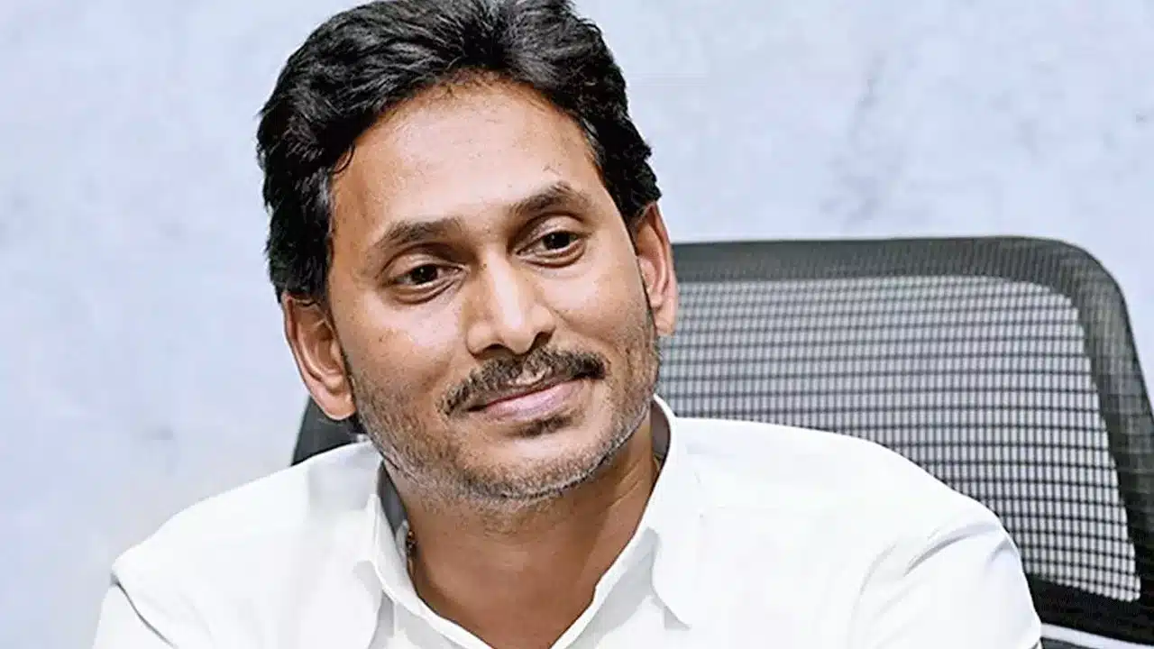 Ys Jagan : హుటాహుటిన లండన్ బయలుదేరిన జగన్ .. విచిత్రమైన కారణం..!