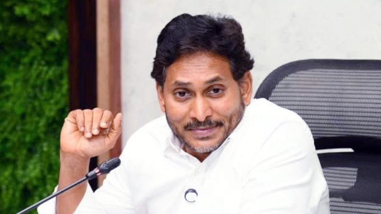 Ys Jagan : టీడీపీ ఎంపీ కి కాదనలేని బిగ్ ఆఫర్ ఇచ్చిన జగన్..!