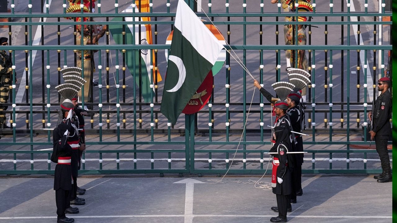 Pakistan : పాకిస్తాన్ కుక్క బుద్ధి చూసారా .. మళ్ళీ అడ్డంగా దొరికేసారు..!