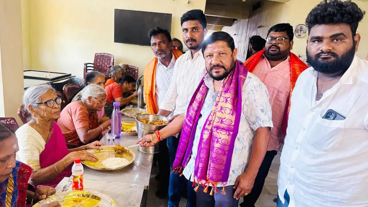 Koppula Vena Reddy : పిన్నాని యల్లయ్య వర్ధంతి.. వృద్ధాశ్రమంలో అన్నదానం.. కొప్పుల వేణారెడ్డి..!