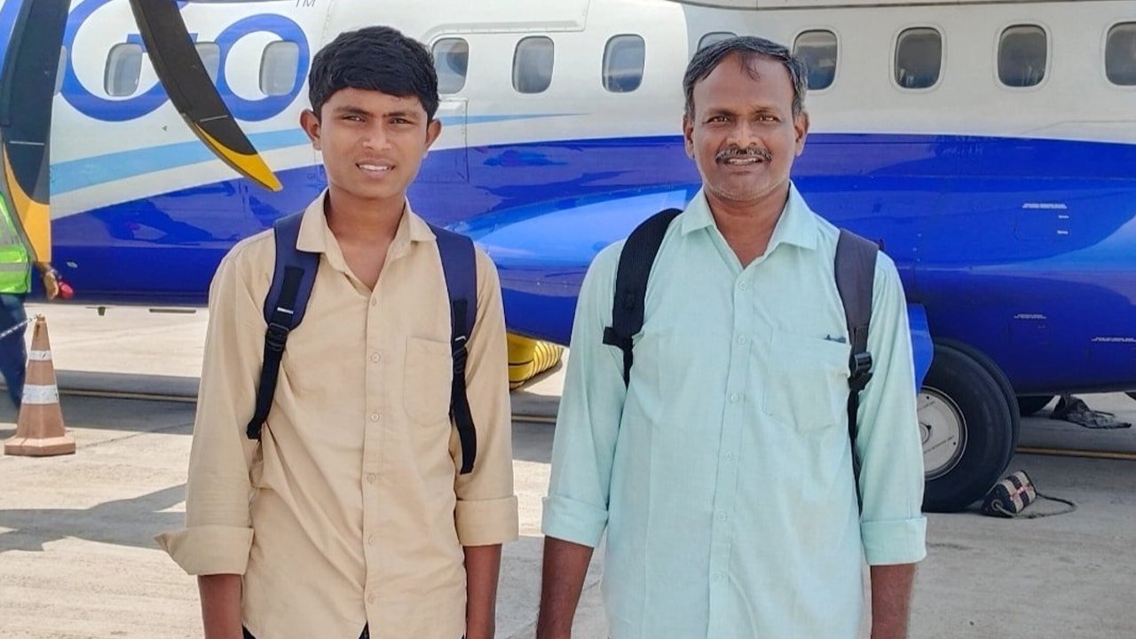 Teacher గురువు'బంగారు' మనసు! టాపర్‌గా నిలిచిన విద్యార్థిని సొంత ఖర్చుతో విమానం ఎక్కించిన మాస్టారు