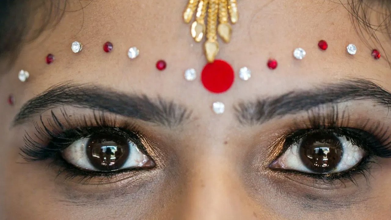 Tilak : నుదిటిపై బొట్టు పెట్టుకోవడం వల్ల ఇన్ని లాభాలా..? సైన్స్ & ఆధ్యాత్మిక రహస్యాలు