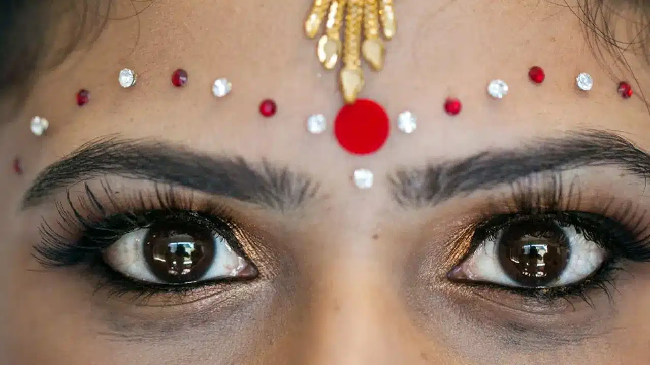 Tilak : నుదిటిపై బొట్టు పెట్టుకోవడం వల్ల ఇన్ని లాభాలా..? సైన్స్ & ఆధ్యాత్మిక రహస్యాలు