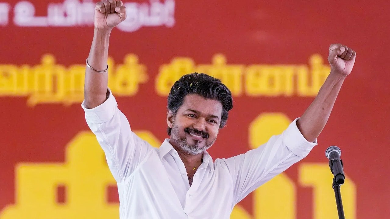 Vijay TVK : తమిళనాట విజయ్ రాజకీయ సునామీ.. కుప్పకూలిన ద్రావిడ కోటలు..!