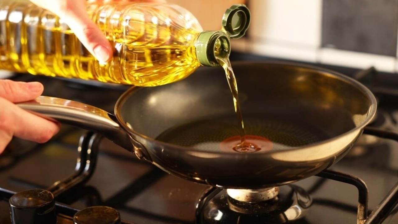Cooking Oil : వంట నూనె కూడా ఎక్స్‌పైరీ అవుతుందా? చెడిపోయిందో లేదో ఇలా గుర్తించండి