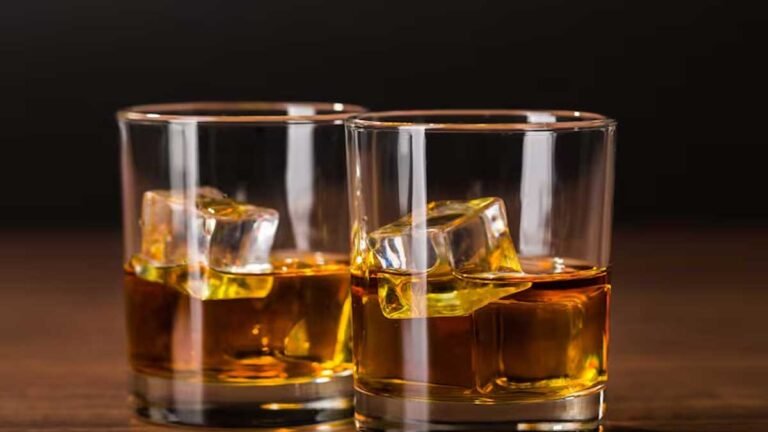 Alcohol : మద్యం తాగేవారిలో వైరల్ అవుతున్న 2x2x2 గోల్డెన్ రూల్.. అసలు దీని అర్థం ఏమిటి? Alcohol : మద్యం తాగేవారిలో వైరల్ అవుతున్న 2x2x2 గోల్డెన్ రూల్.. అసలు దీని అర్థం ఏమిటి?