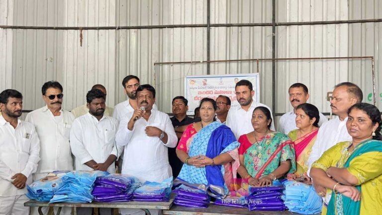Bachupally : బాచుపల్లి రాజీవ్ గాంధీ నగర్‌లో డ్వాక్రా మహిళలకు ఇందిరమ్మ చీరల పంపిణీ..!