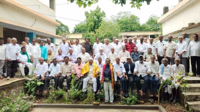 Burgampahad : 70 ఏళ్ల వయస్సులోనూ చెక్కుచెదరని స్నేహం.. బూర్గంపహాడ్‌లో పూర్వ విద్యార్థుల స్వర్ణోత్సవ కలయిక..!