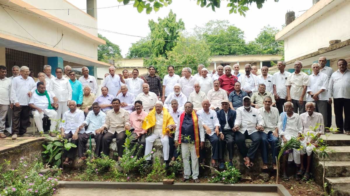 Burgampahad : 70 ఏళ్ల వయస్సులోనూ చెక్కుచెదరని స్నేహం.. బూర్గంపహాడ్‌లో పూర్వ విద్యార్థుల స్వర్ణోత్సవ కలయిక..!