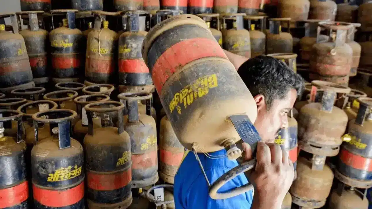 Gas Cylinder Rules : గ్యాస్ సిలిండర్ వినియోగదారులకు కేంద్రం కొత్త షాక్.. 30 రోజుల్లో ఈ పని చేయకపోతే కనెక్షన్ రద్దు!