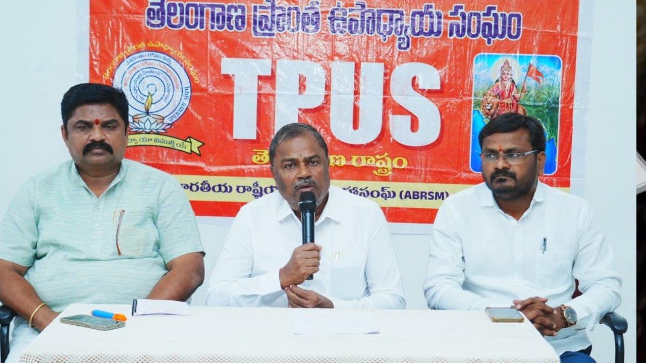 MLC Malka Komaraiah : ఉద్యోగులు, ఉపాధ్యాయులపై అదనపు భారం వద్దు.. ప్రభుత్వానికి ఎమ్మెల్సీ మల్క కొమరయ్య కీలక డిమాండ్లు..!