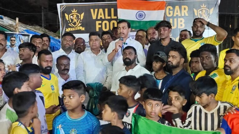Parameshwar Reddy : కాప్రాలో ఫుట్బాల్ సందడి.. యువ క్రీడాకారులను ప్రోత్సహించిన మందుముల పరమేశ్వర్ రెడ్డి Parameshwar Reddy : కాప్రాలో ఫుట్బాల్ సందడి.. యువ క్రీడాకారులను ప్రోత్సహించిన మందుముల పరమేశ్వర్ రెడ్డి