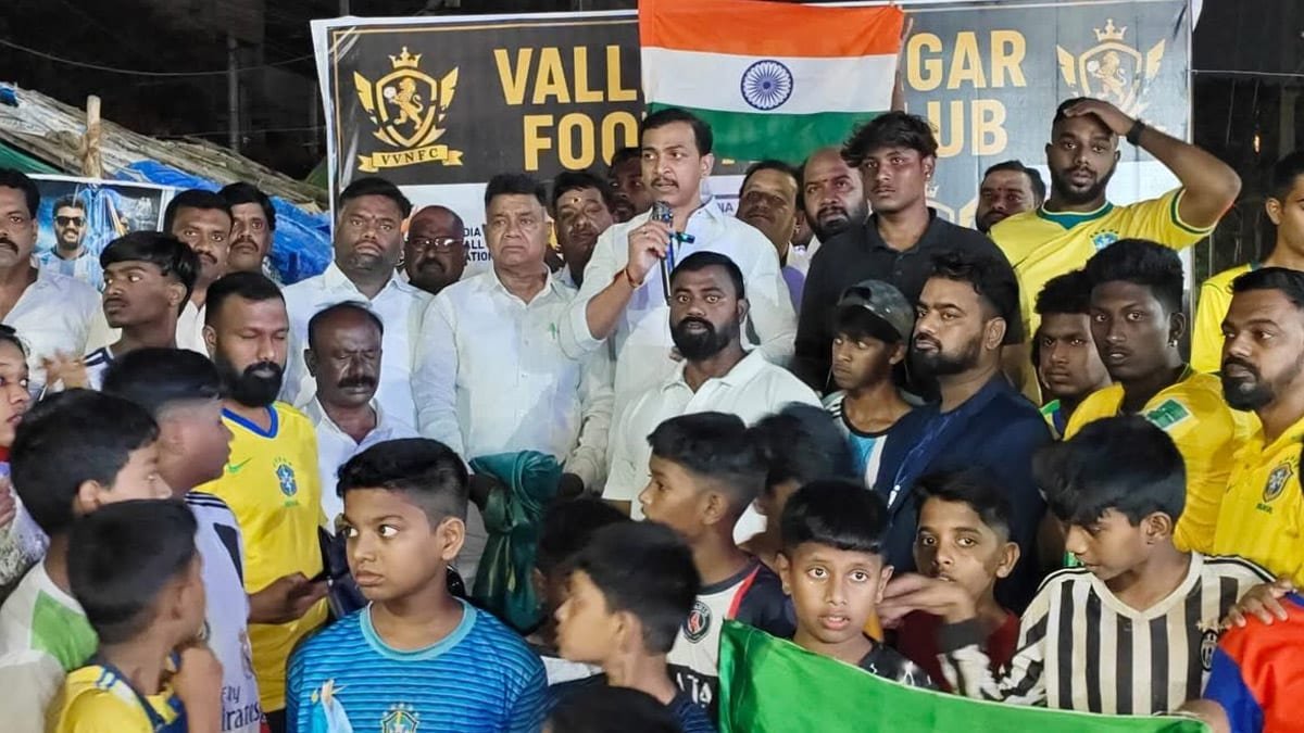 Parameshwar Reddy : కాప్రాలో ఫుట్‌బాల్ సందడి.. యువ క్రీడాకారులను ప్రోత్సహించిన మందుముల పరమేశ్వర్ రెడ్డి