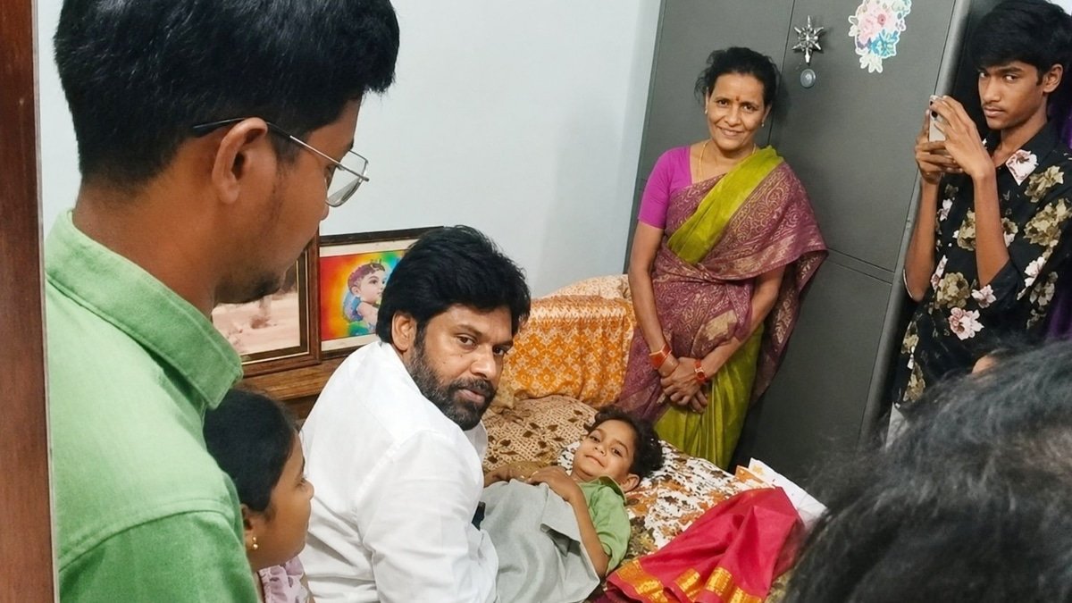 Pawan Kalyan : అభిమాని కోసం వరంగల్‌కు పవన్ కళ్యాణ్.. మానవత్వాన్ని చాటిన డిప్యూటీ సీఎం