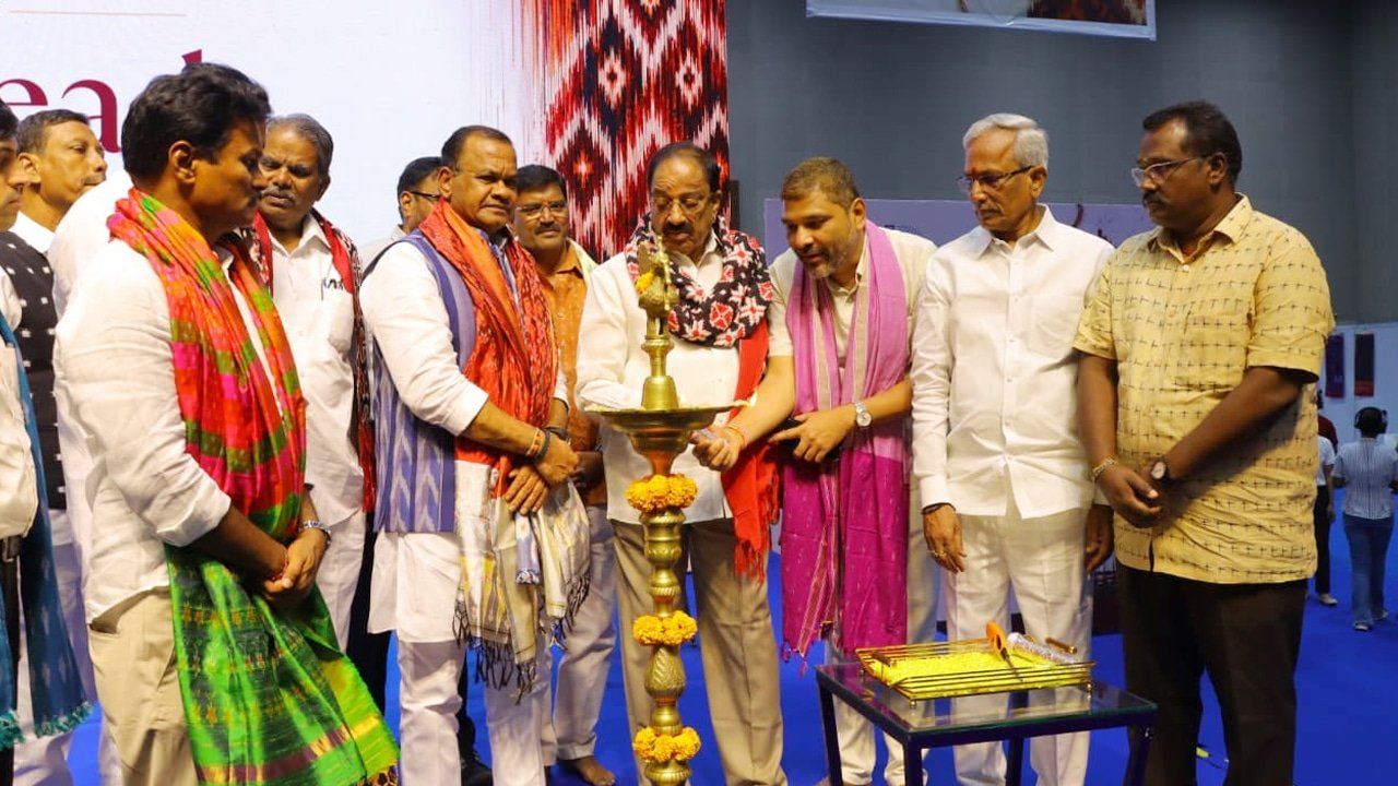 Thread Pochampally : నేతన్నల కోసం తెలంగాణ ప్రభుత్వం మరో ముందడుగు.. ‘థ్రెడ్ పోచంపల్లి’ ప్రారంభం..!