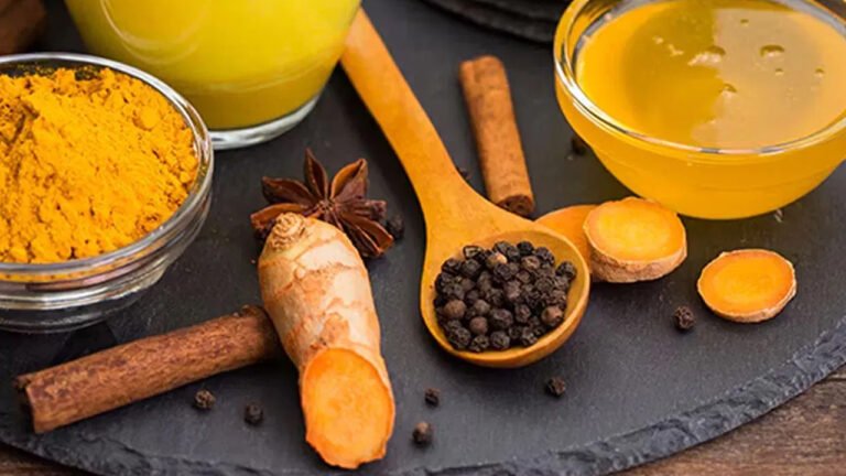 Turmeric and Black Pepper Water : ఉదయాన్నే ఖాళీ కడుపుతో పసుపు-మిరియాల నీరు తాగుతున్నారా? మెదడుకు జరిగే అద్భుత మార్పులు ఇవే!