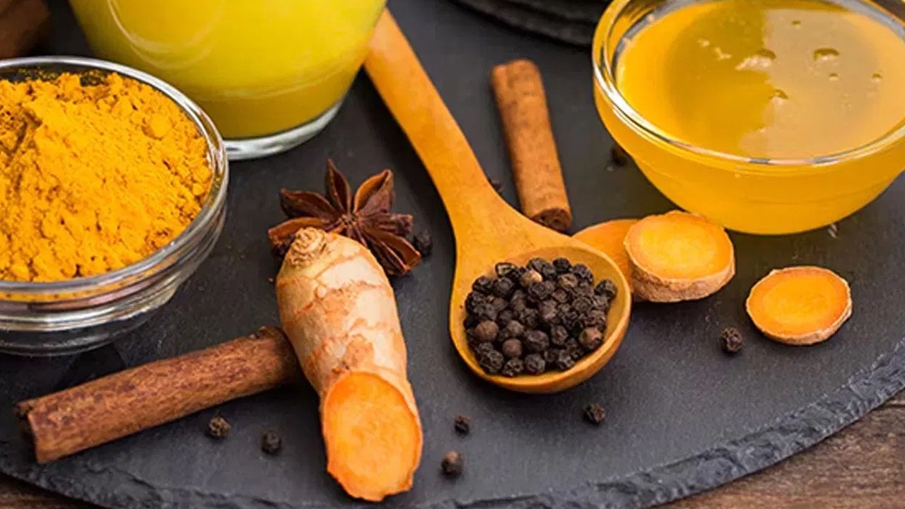 Turmeric and Black Pepper Water : ఉదయాన్నే ఖాళీ కడుపుతో పసుపు-మిరియాల నీరు తాగుతున్నారా? మెదడుకు జరిగే అద్భుత మార్పులు ఇవే!